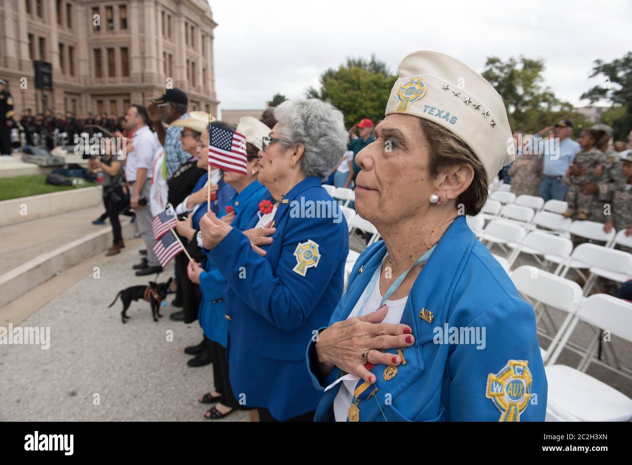 Austin Texas États-Unis, 11 novembre 2015 : les membres auxiliaires des anciens combattants catholiques de guerre paient leurs respects lors de la cérémonie annuelle de la fête des anciens combattants au Capitole du Texas. ©Bob Daemmrich Banque D'Images