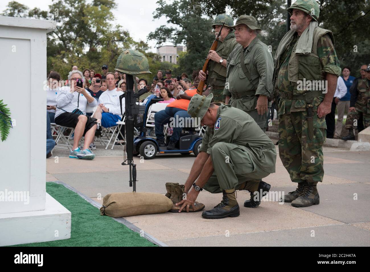 Austin Texas Etats-Unis, 11 novembre 2015: Les vétérans du Texas Vietnam paient leurs respects à une réplique de la tombe du soldat inconnu lors de la cérémonie de la fête des anciens combattants au Capitole du Texas. ©Bob Daemmrich Banque D'Images