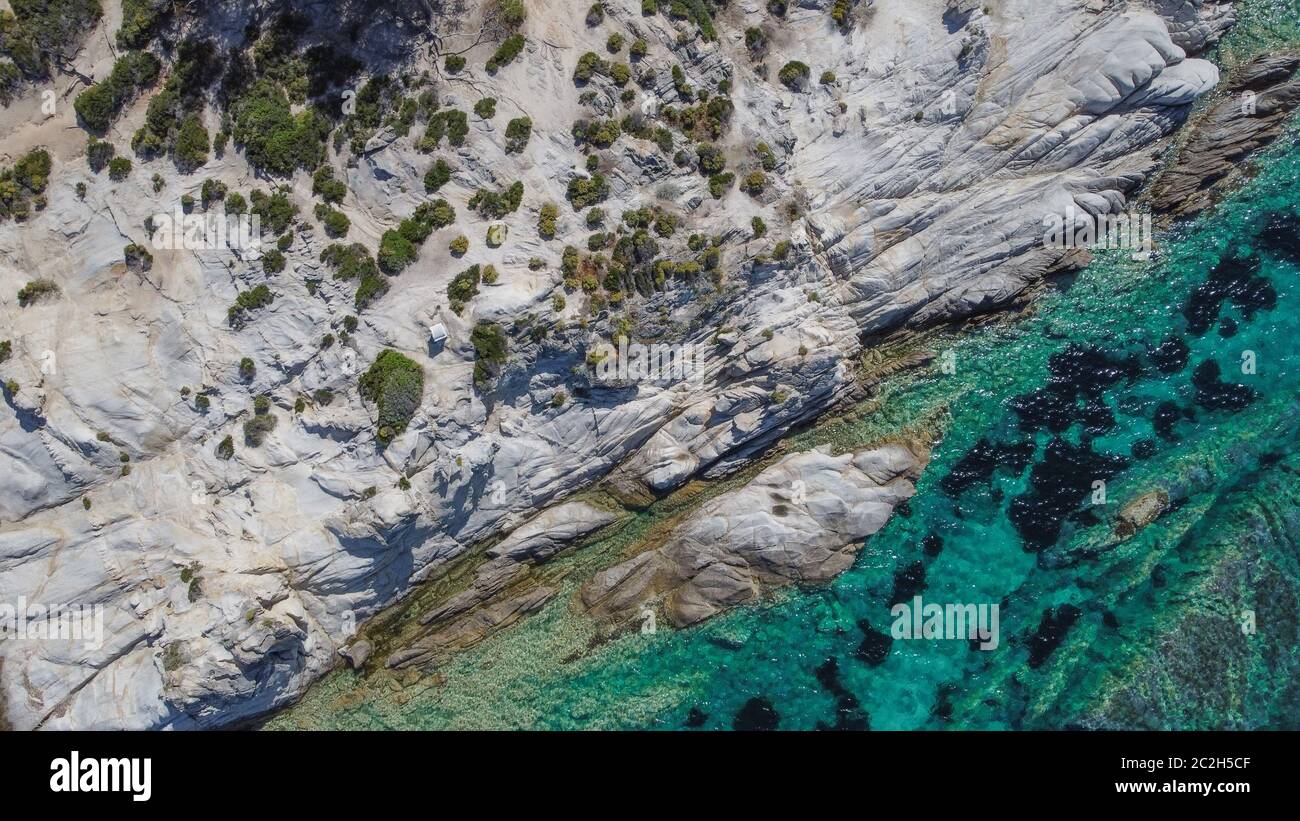 Drone méditerranéen grec de paysage tourné à la plage de Kavourotripes. Vue aérienne de la péninsule de Sithonia Chalkidiki avec vue panoramique sur le dessus et les eaux côtières et claires. Banque D'Images