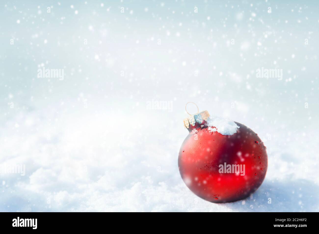 Boule rouge de Noël sur fond de neige blanc Banque D'Images