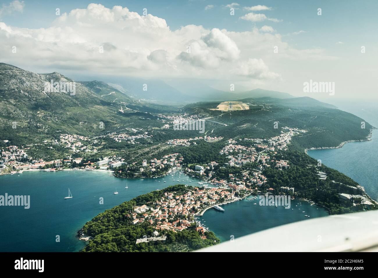 Paysage autour de l'aéroport international de Dubrovnik, Croatie, vue des pilotes lors de l'approche de l'aéroport de ÄŒilipi - LDDU, DBV - vue aérienne Banque D'Images