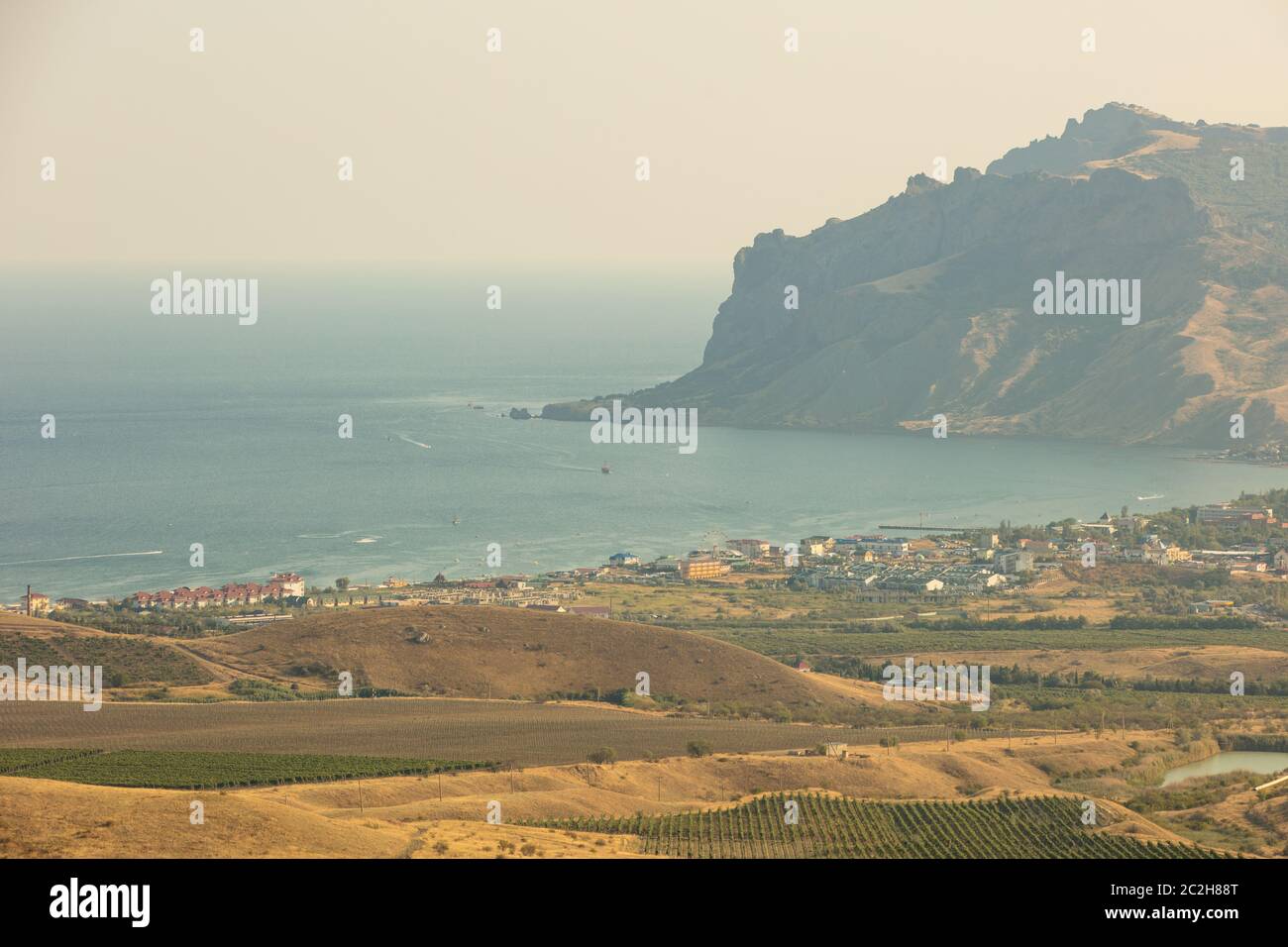 Vue panoramique sur les montagnes, la campagne, la mer et le village depuis la montagne pendant un été ensoleillé d Banque D'Images