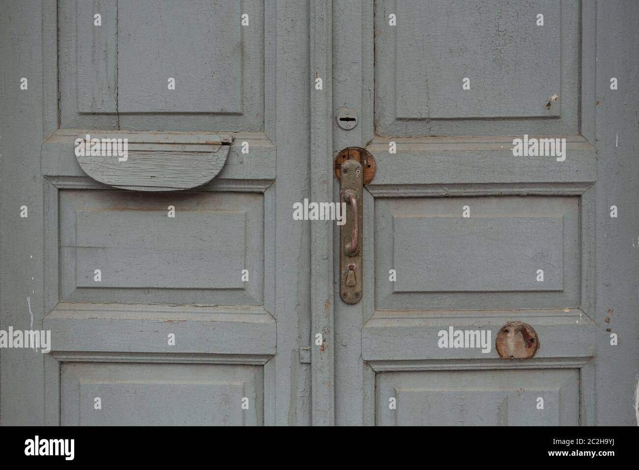 vieilles portes en bois dans l'ancien bâtiment peint en bleu - gris Banque D'Images