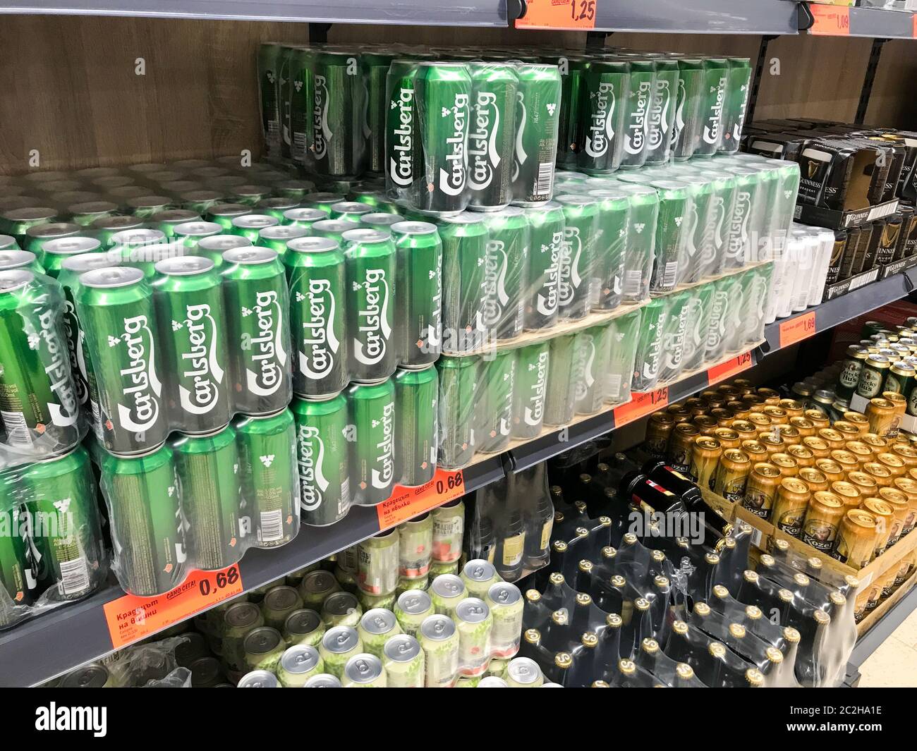 Pomorie, Bulgarie - 12 septembre 2019 : différents types de bière dans le supermarché. Banque D'Images