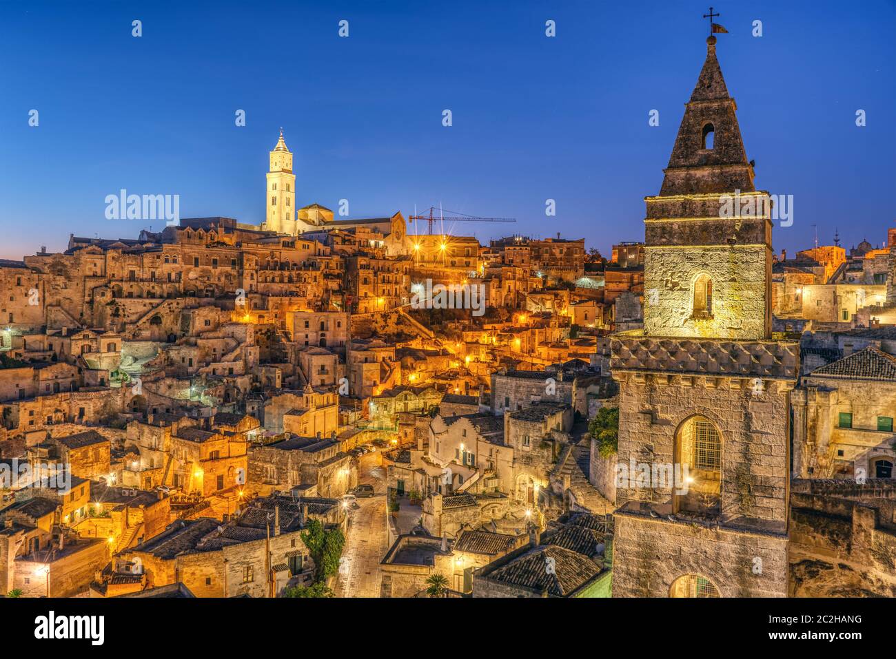 L'ancienne vieille ville de Matera dans le sud de l'Italie pendant la nuit Banque D'Images