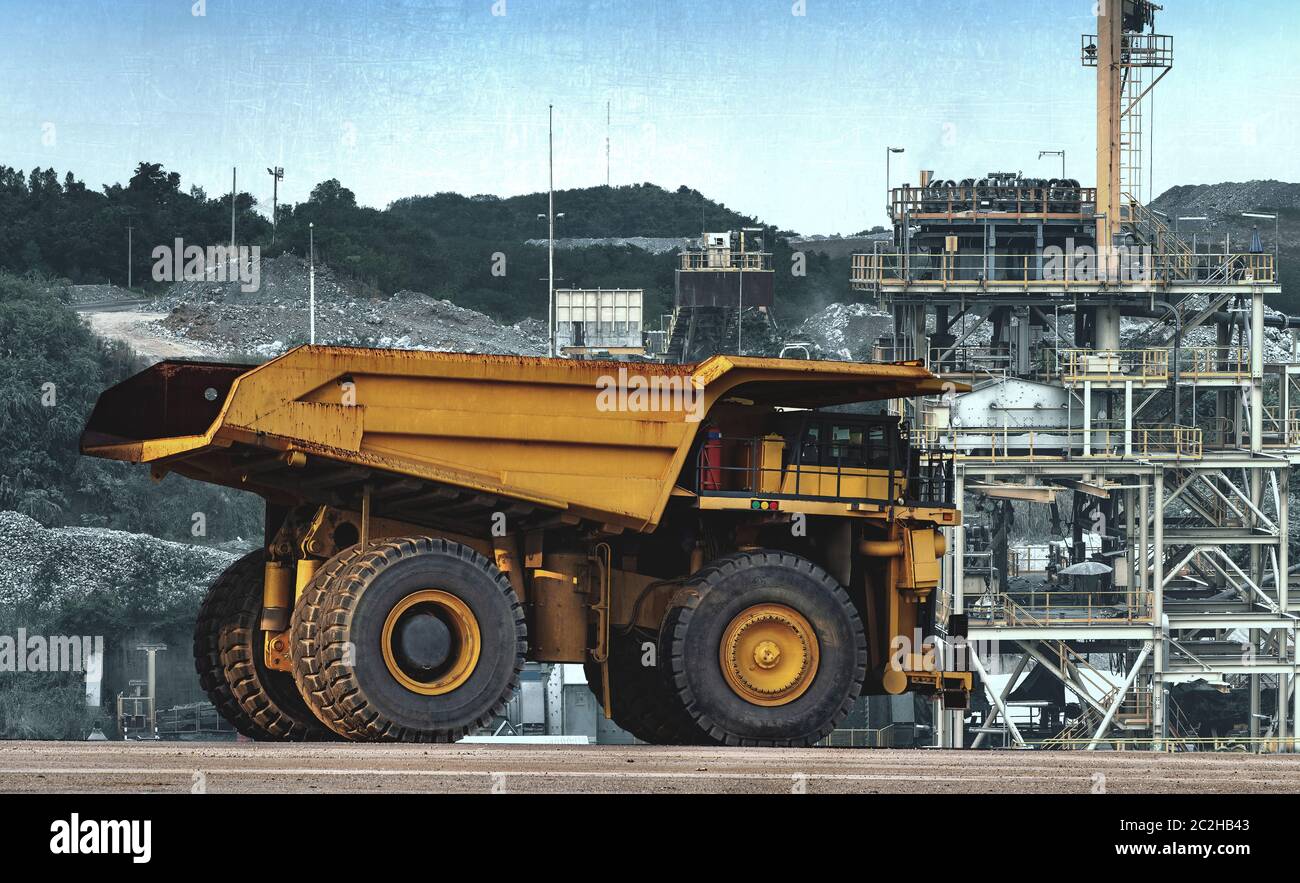 Chargement de camion à benne jaune minéraux cuivre, argent, or, et d'autres à l'exploitation minière d'une carrière. Banque D'Images