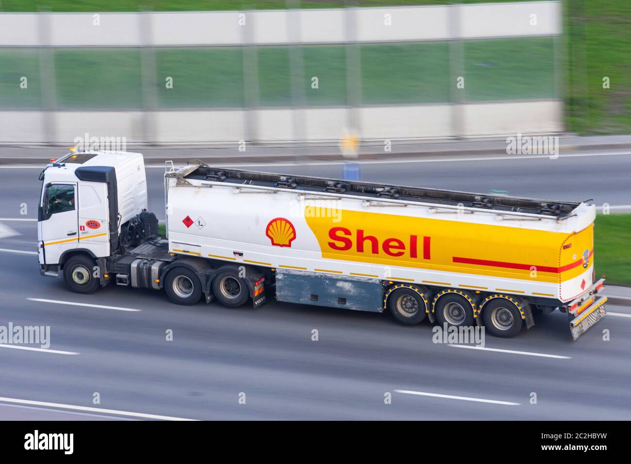 Camion-citerne lourd Shell sur la route. Russie, Saint-Pétersbourg. 14 mai 2020 Banque D'Images