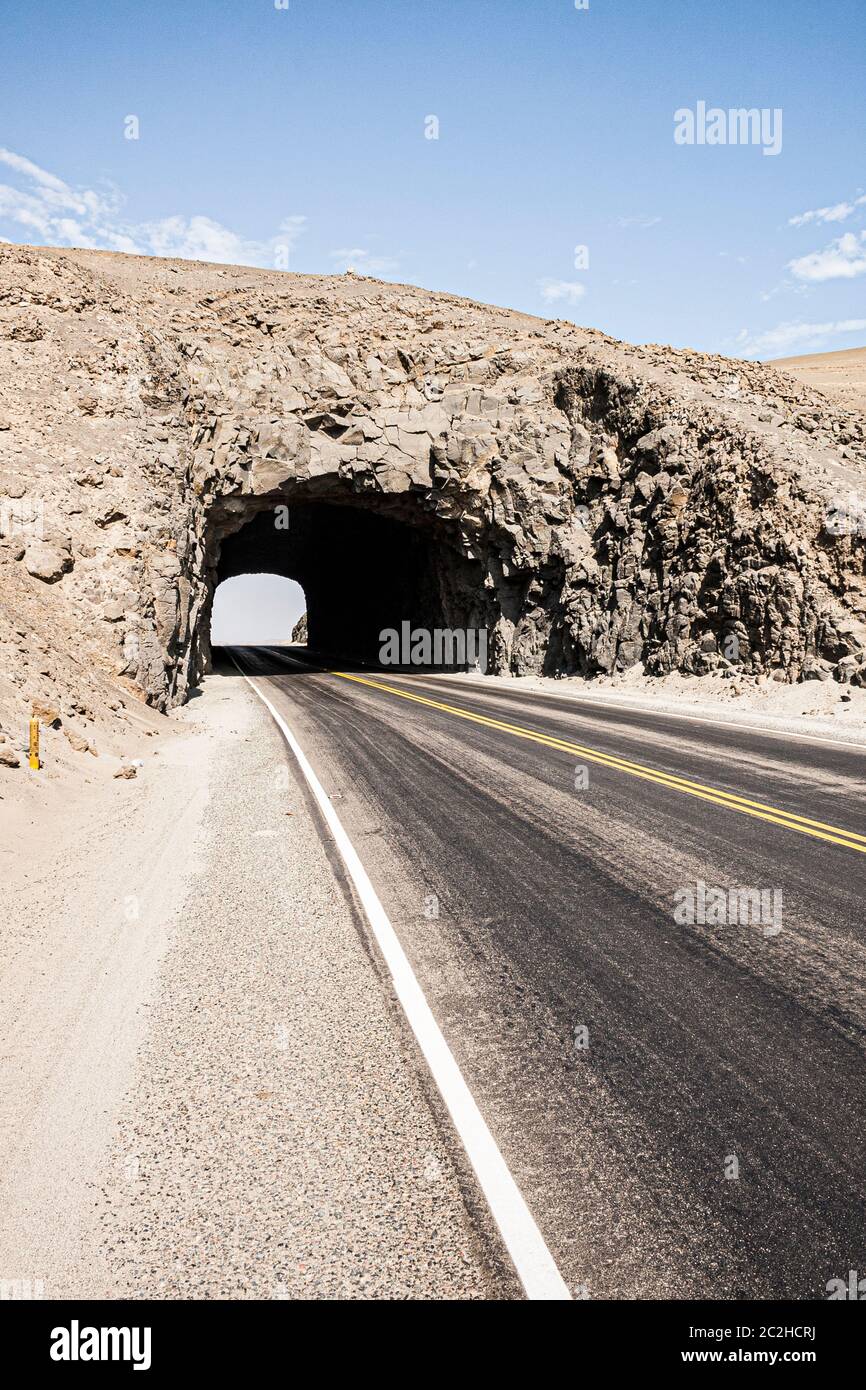 Tunnel sculpté dans la roche à la Panamerican Highway. Huarney, région d'Ancash, Pérou. Banque D'Images