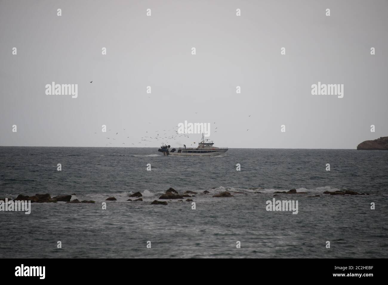 Un bateau revient après avoir pris dans le port d'Altea, province d'Alicante, Costa Blanca, Espagne Banque D'Images