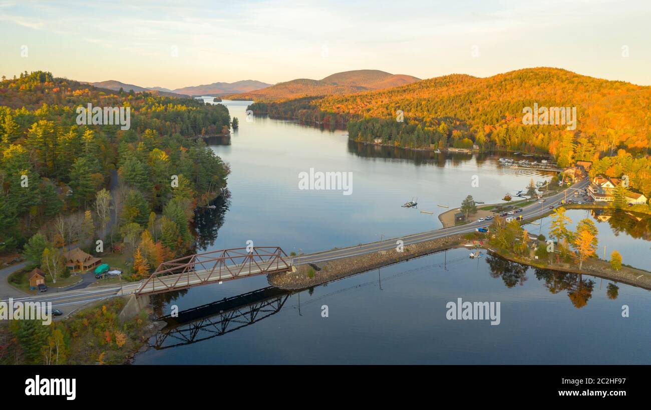 La couleur de l'automne n'est plus saturé au coucher du soleil près de Long Lake montagnes Adirondack Park Banque D'Images