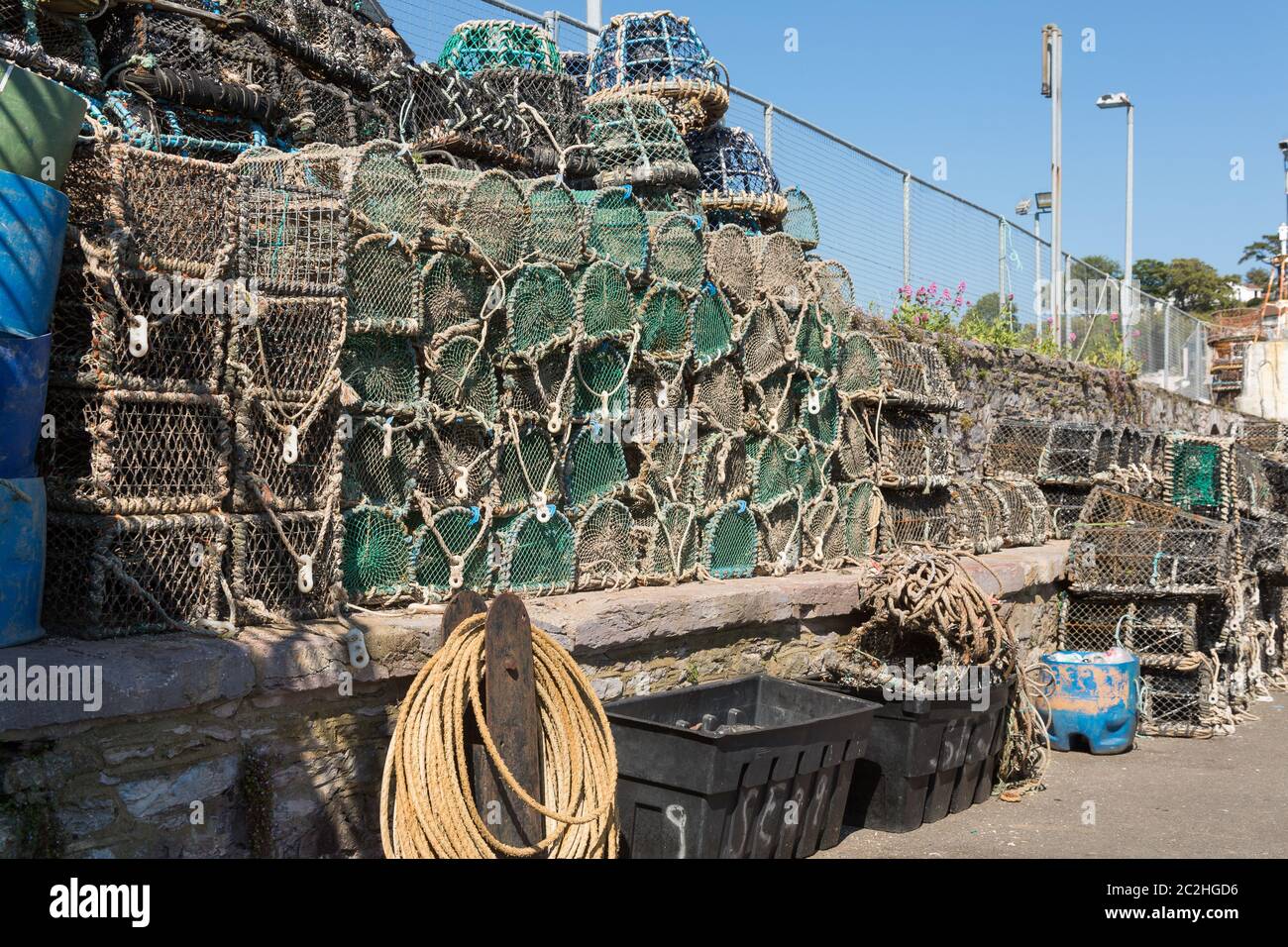 Le magnifique port de pêche de Brixham près de Torquay. Une ruche d'activité. Il est populaire auprès des vacanciers pour son ambiance traditionnelle Banque D'Images