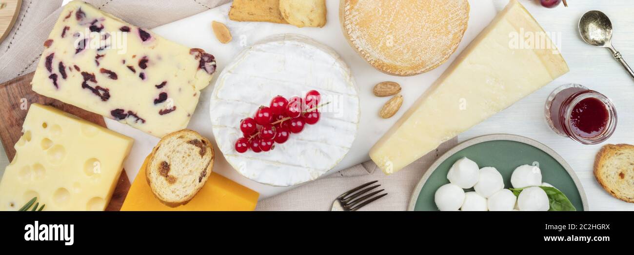 Un panorama de fromages, tiré du dessus. Assiette de fromages à plat. Banque D'Images