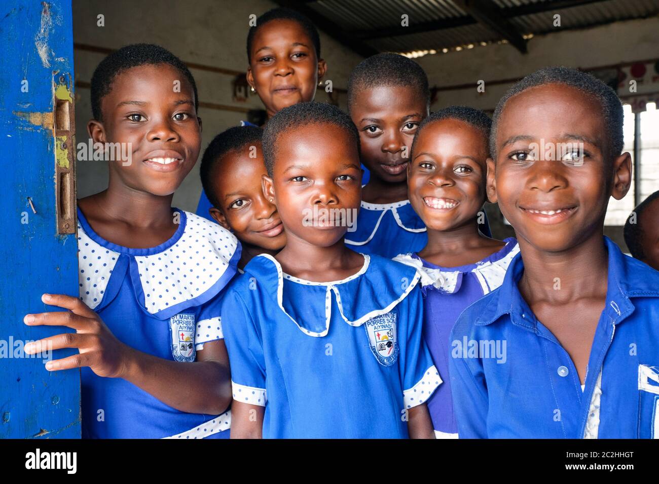 Les écoliers en uniforme scolaire pendant la pause, École Saint-Martin des Porres à Aiyinasi-Awiaso, Ghana, Afrique Banque D'Images