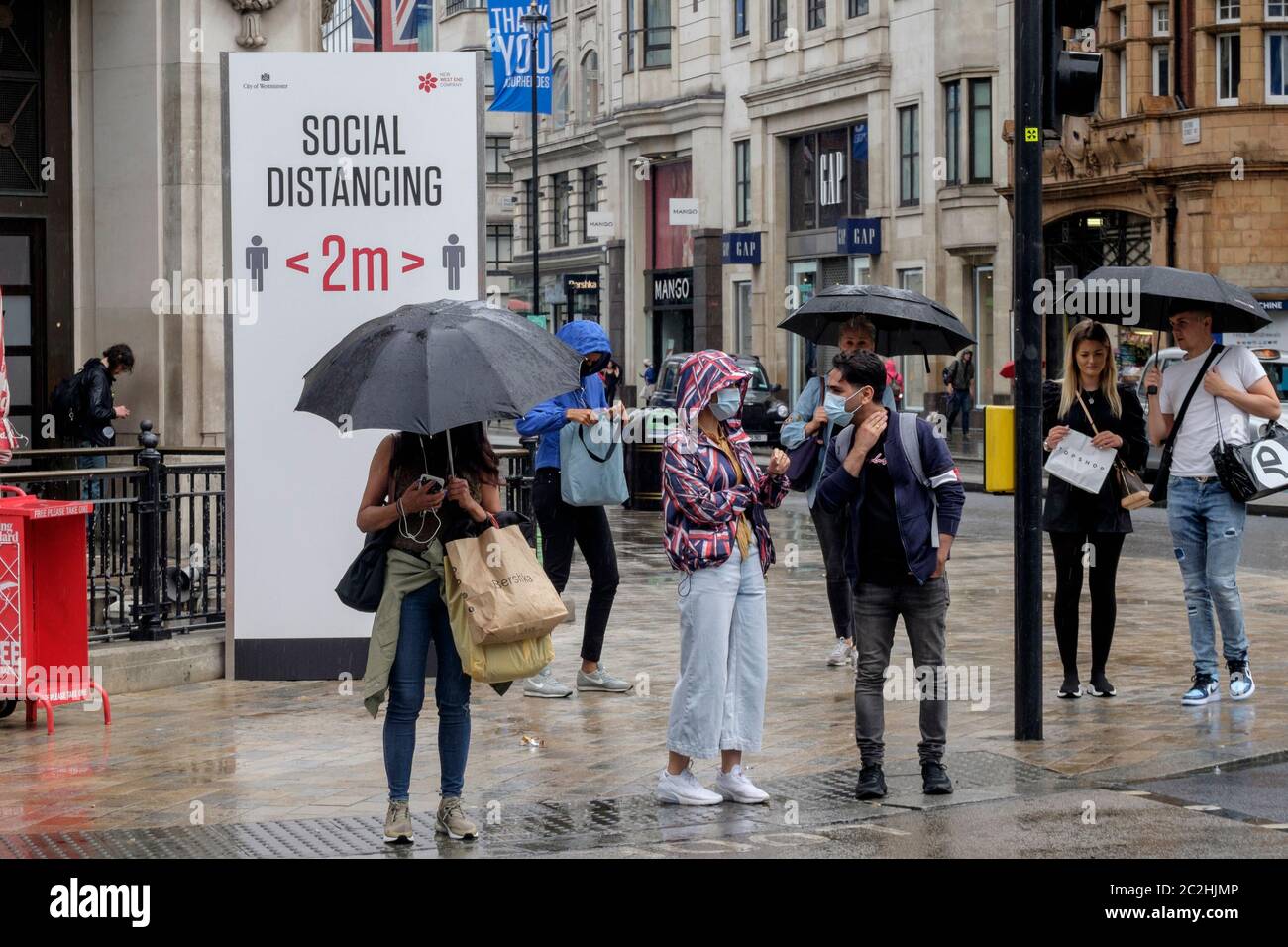 17 juin 2020. Des panneaux sur Oxford Street, Londres rappellent aux clients de se conformer aux réglementations de distanciation sociale suite à l'assouplissement par le gouvernement des mesures de verrouillage Covid-19 en Angleterre permettant aux points de vente non essentiels de rouvrir. Banque D'Images