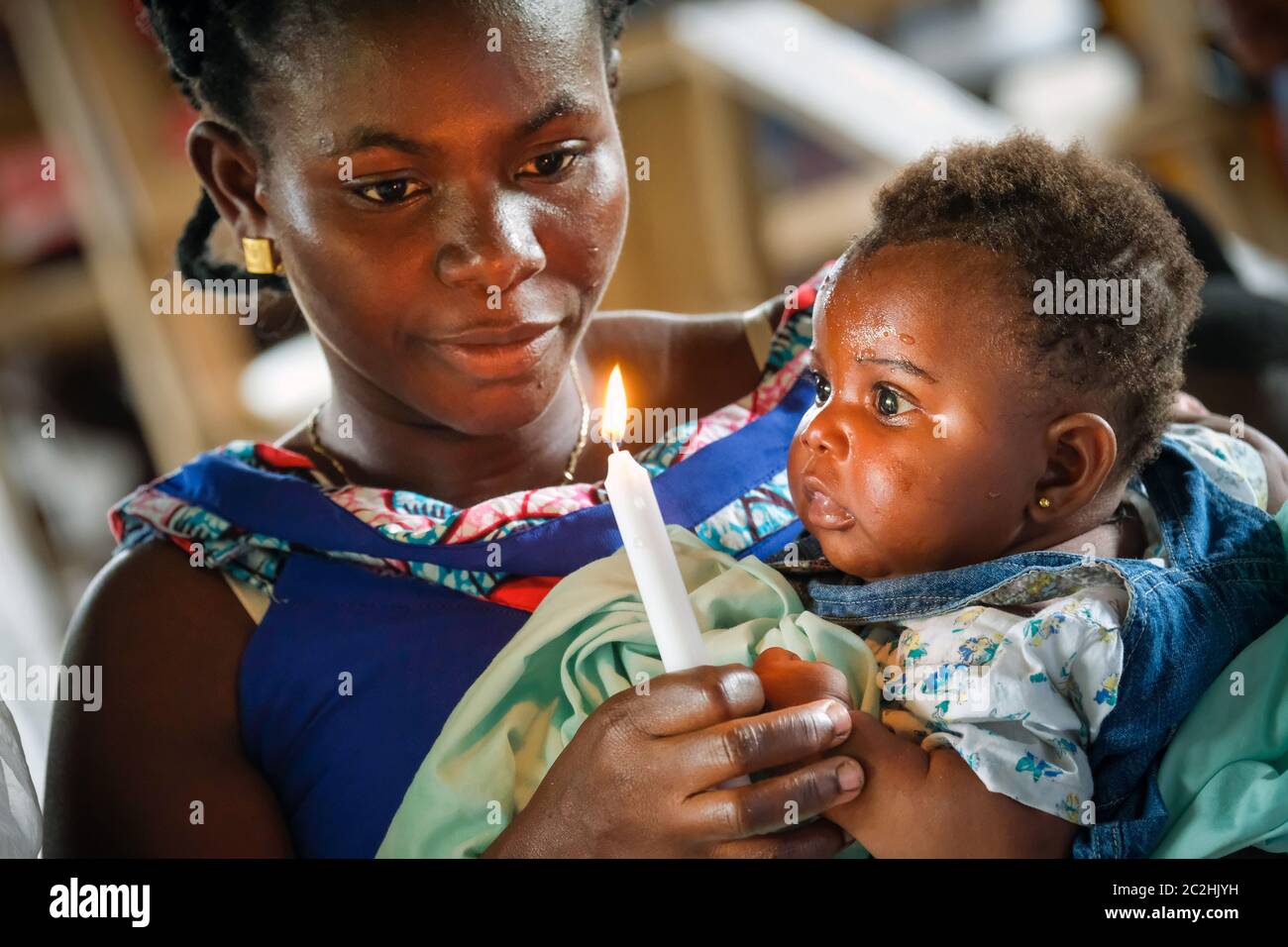 Mère avec sa jeune fille baptisée dans une chapelle du village de Nzulezo dans le lac Amansura / Ghana Banque D'Images