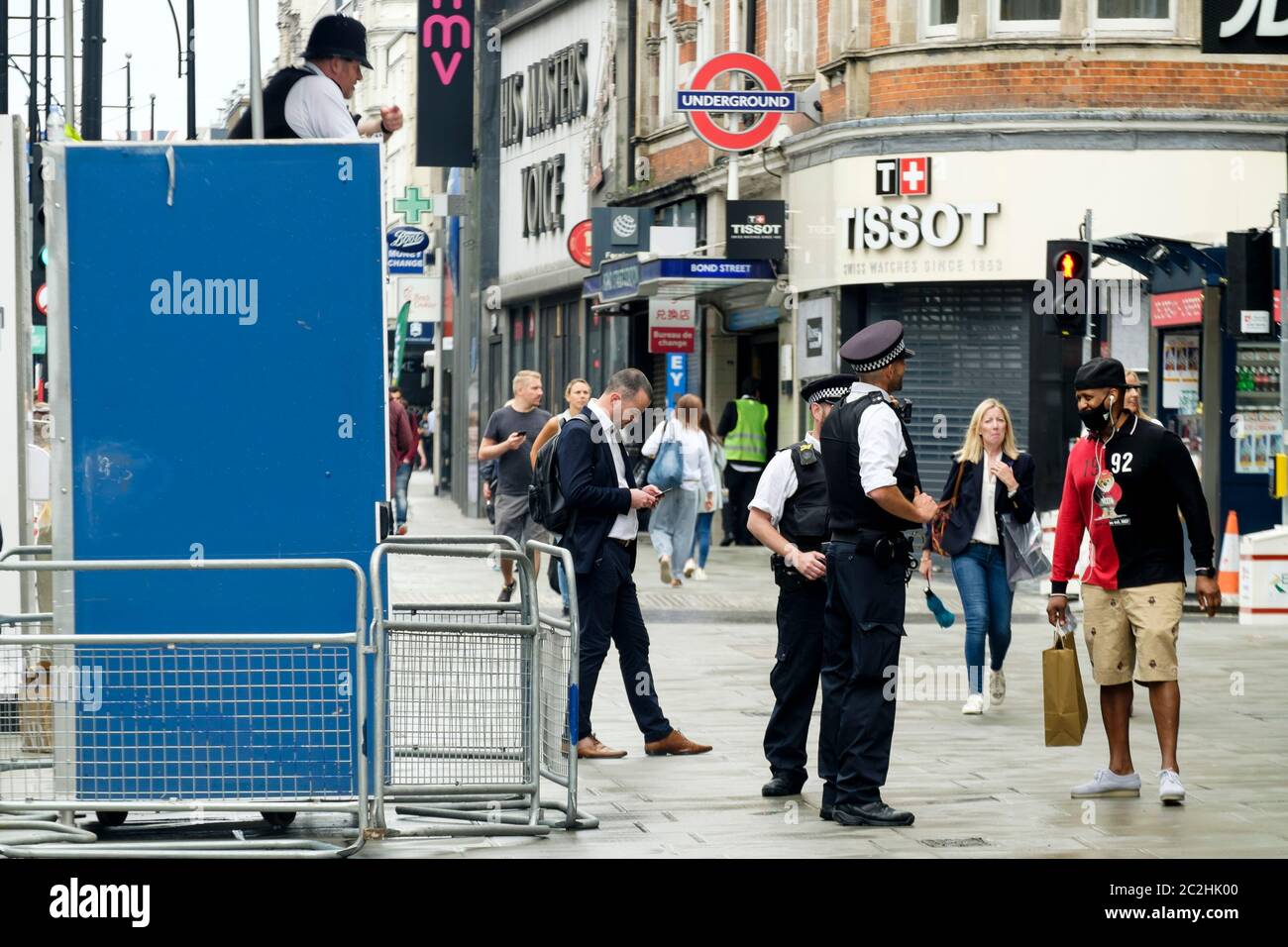 17 juin 2020. Poste de surveillance des piétons récemment installé par la police sur Oxford Street, Londres, suite à l'assouplissement des mesures de confinement de Covid-19 par le gouvernement, permettant la réouverture de magasins de détail non essentiels en Angleterre. Banque D'Images