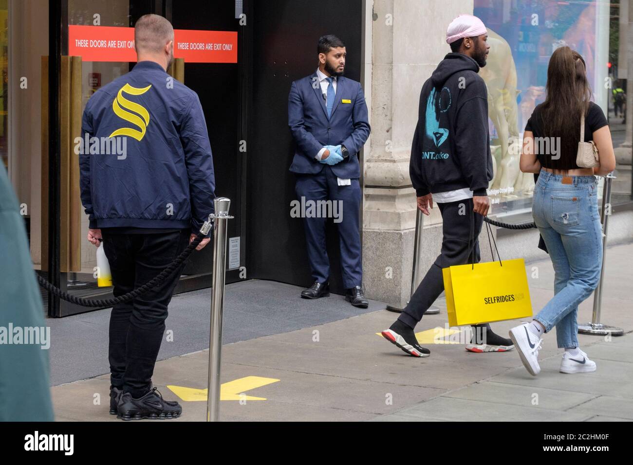 Les acheteurs du grand magasin Selfridges d'Oxford Street, Londres, suite à l'assouplissement par le gouvernement des mesures de confinement de Covid-19 en Angleterre, permettant aux points de vente non essentiels de rouvrir. Banque D'Images