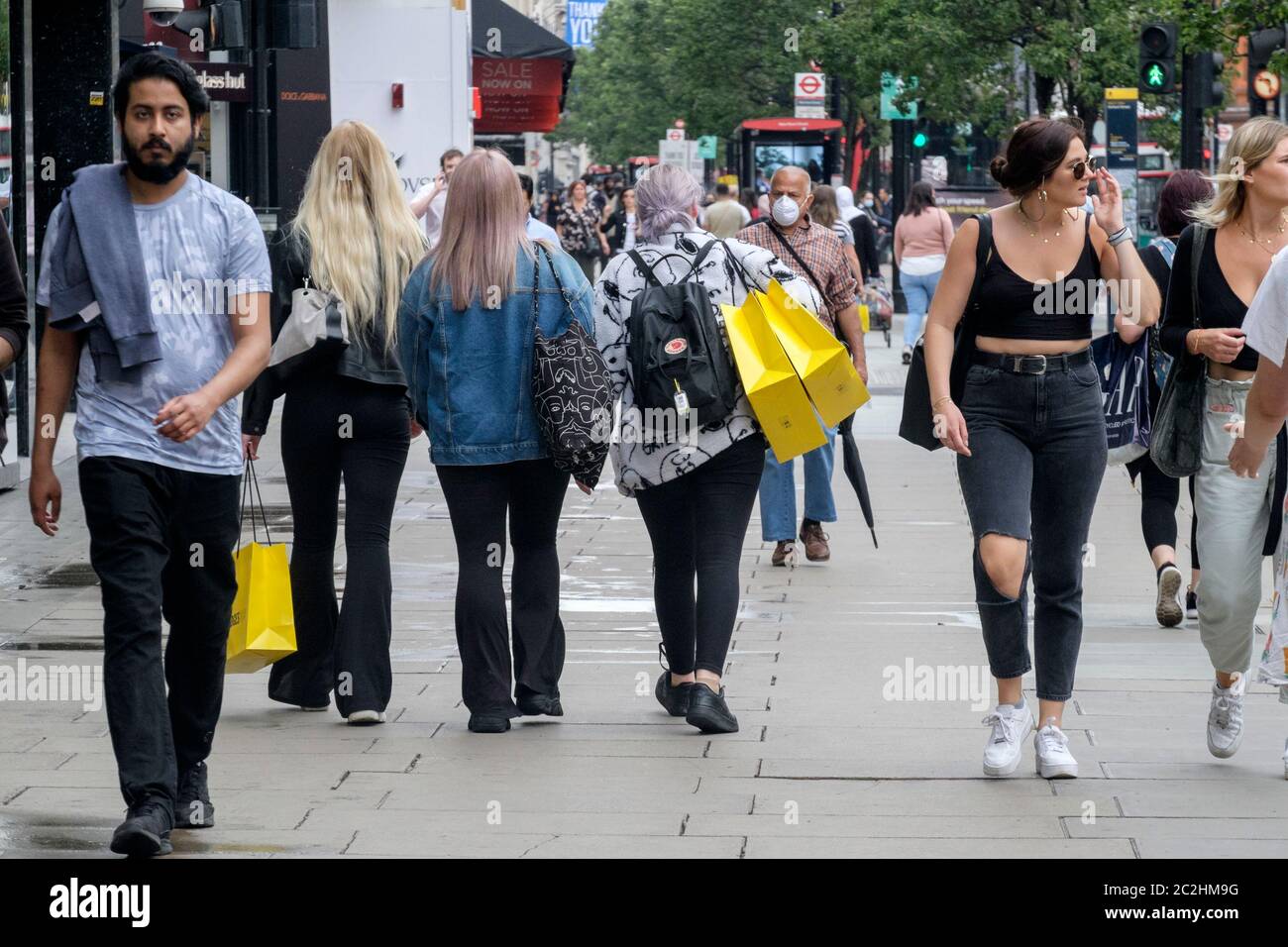 17 juin 2020. Les acheteurs d'Oxford Street, Londres, suite à l'assouplissement des mesures de confinement de Covid-19 en Angleterre, qui ont permis la réouverture de magasins de détail non essentiels. Banque D'Images