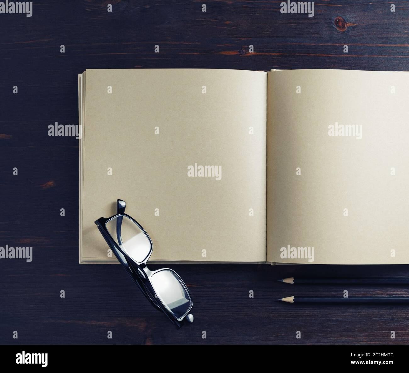Brochure, lunettes, crayons Banque D'Images
