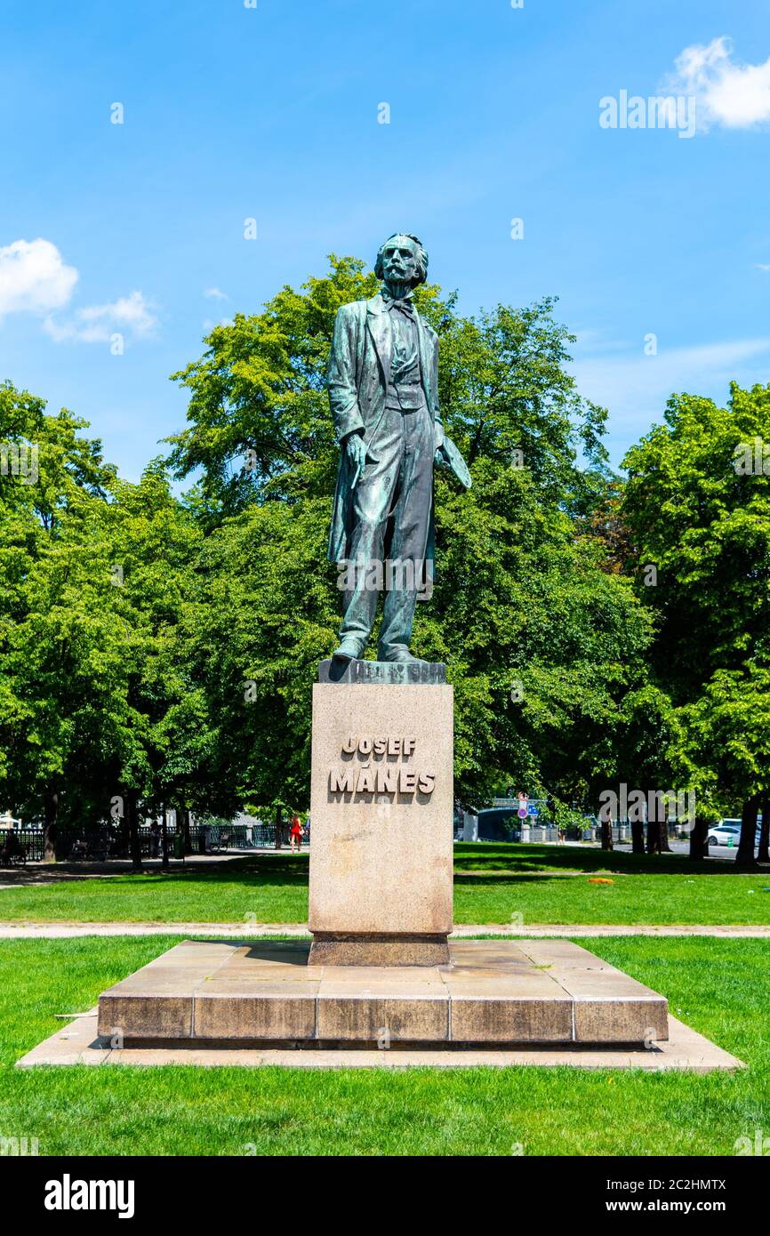 PRAGUE, RÉPUBLIQUE TCHÈQUE - 03 JUIN 2020 : statue du célèbre peintre tchèque Josef Manes près du Rudolfinum Music Hall, place Palach, Prague, République tchèque. Banque D'Images