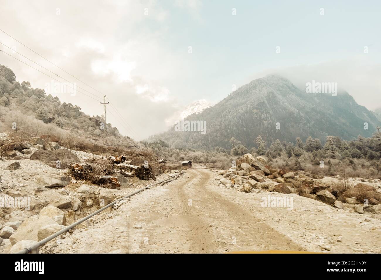 Une longue route droite menant à une montagne enneigée en Inde Winter Cachemire Banque D'Images