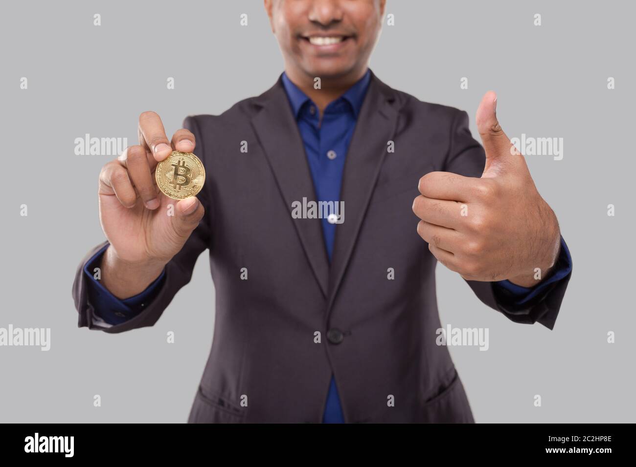 Homme d'affaires montrant Bitcoin et Thumb Up. Devise Cypto homme d'affaires. Banque D'Images