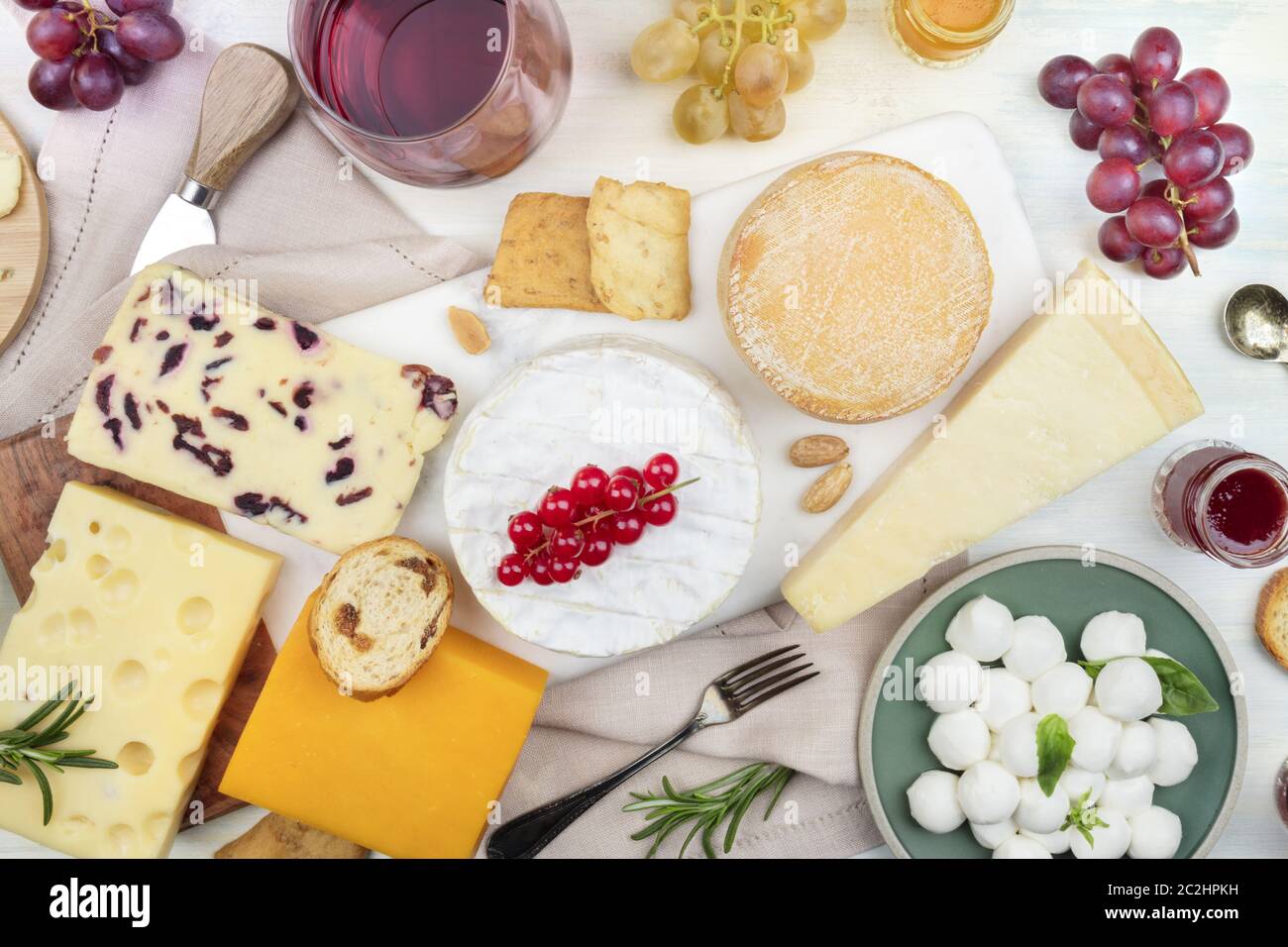 Plateau de fromages et vins, dégustations et le couplage. Un assortiment de différents types de fromage et un verre de vin, tiré par le haut Banque D'Images
