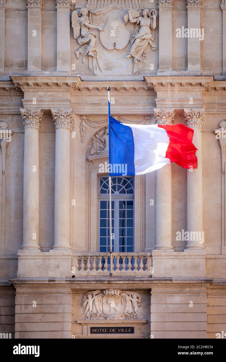 Drapeau français à l'extérieur de l'hôtel de ville sur la place de la République, Arles, Provence, France Banque D'Images