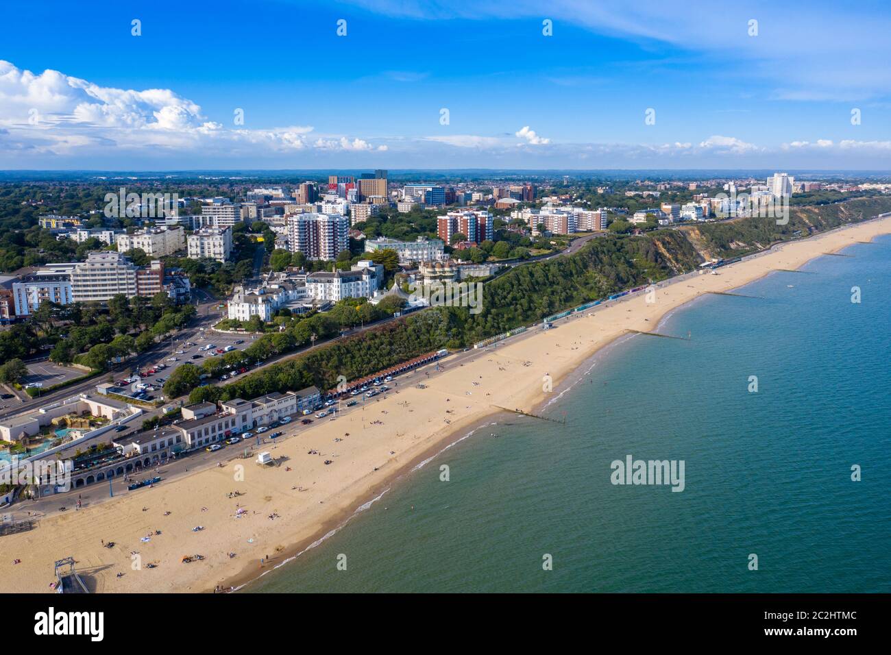 Photo aérienne de drone de la plage et du centre-ville de Bournemouth lors d'une belle journée ensoleillée d'été montrant des gens sur la plage de sable sur le Britannique ensoleillé être Banque D'Images