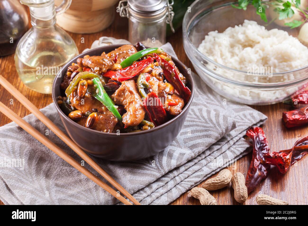 Poulet Kung Pao maison avec poivrons et légumes. Plat traditionnel du sichuan Banque D'Images