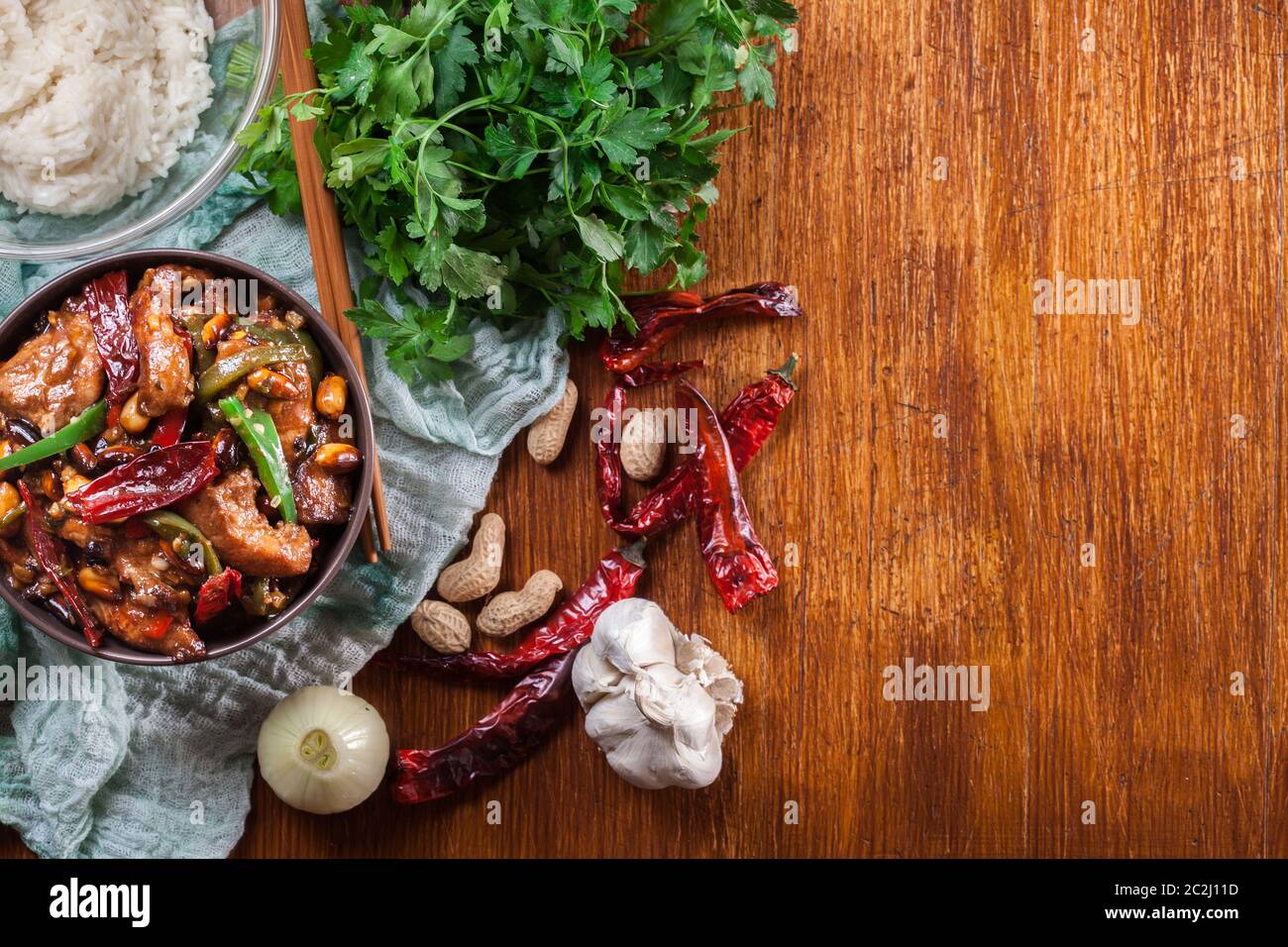 Poulet Kung Pao maison avec poivrons et légumes. Plat traditionnel du sichuan. Vue de dessus Banque D'Images