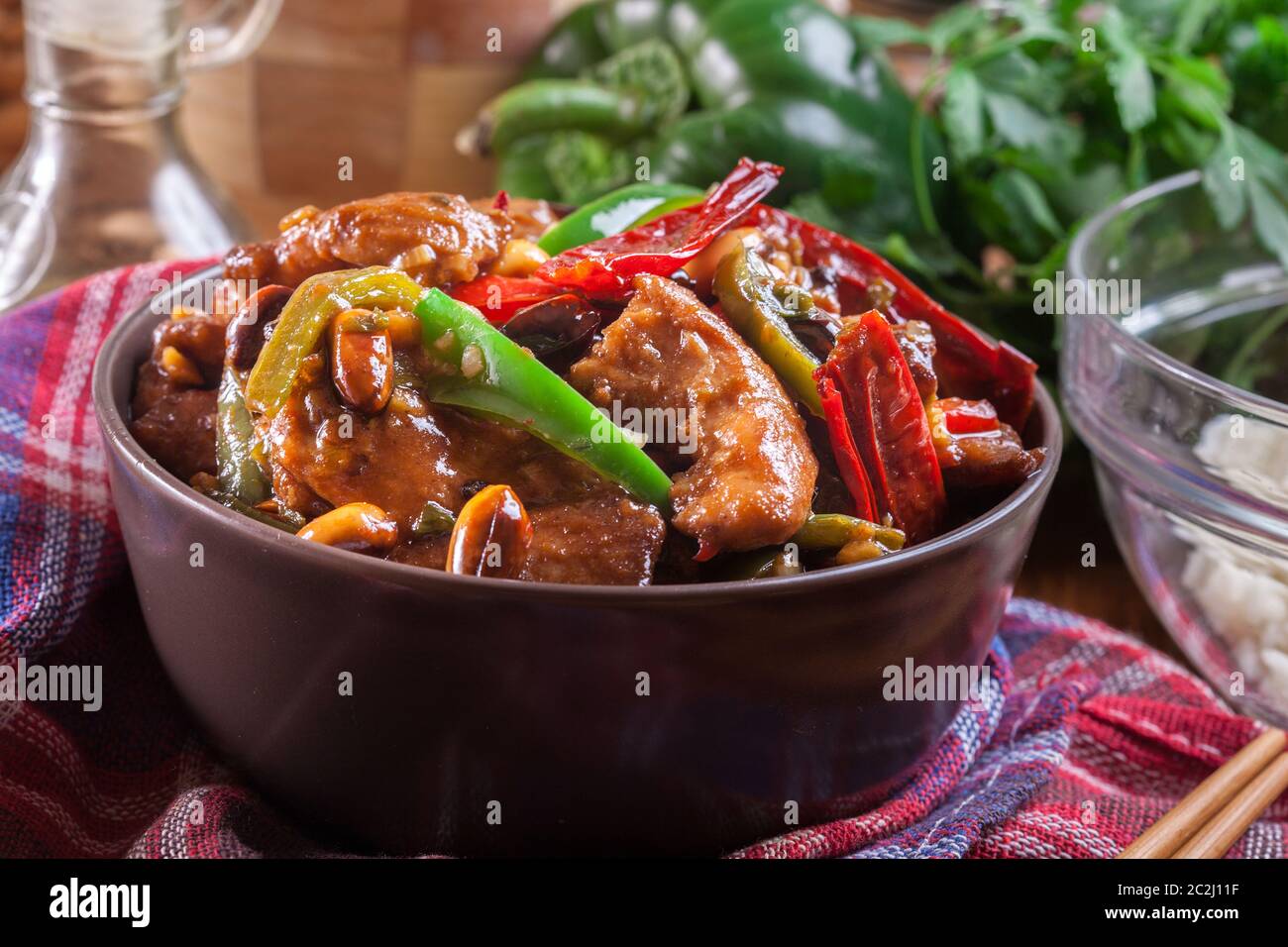 Poulet Kung Pao maison avec poivrons et légumes. Plat traditionnel du sichuan Banque D'Images