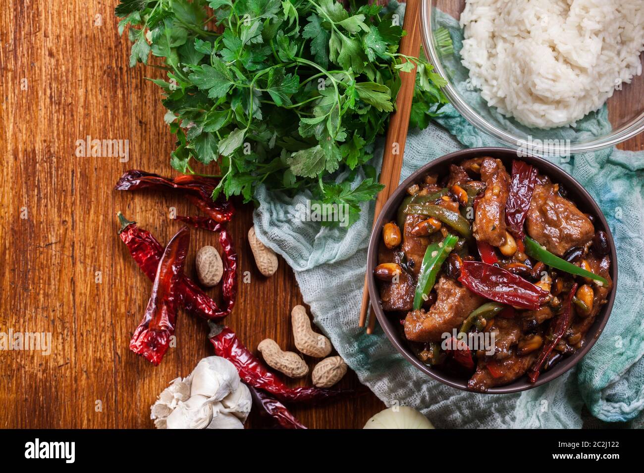 Poulet Kung Pao maison avec poivrons et légumes. Plat traditionnel du sichuan. Vue de dessus Banque D'Images