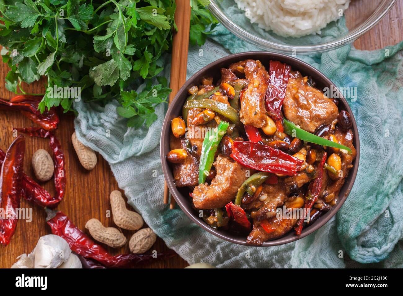 Poulet Kung Pao maison avec poivrons et légumes. Plat traditionnel du sichuan. Vue de dessus Banque D'Images