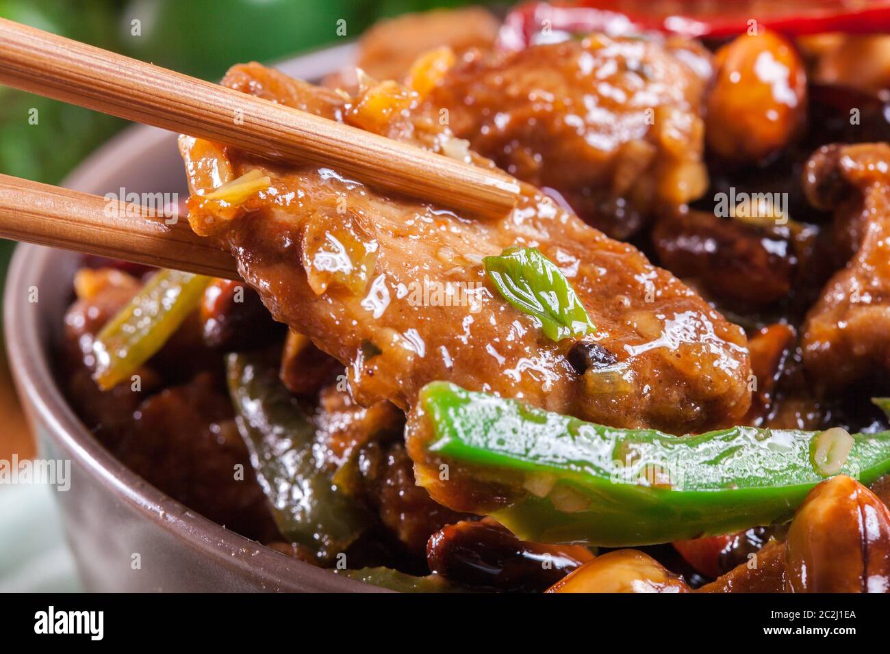 Poulet Kung Pao maison avec poivrons et légumes. Plat traditionnel du sichuan Banque D'Images