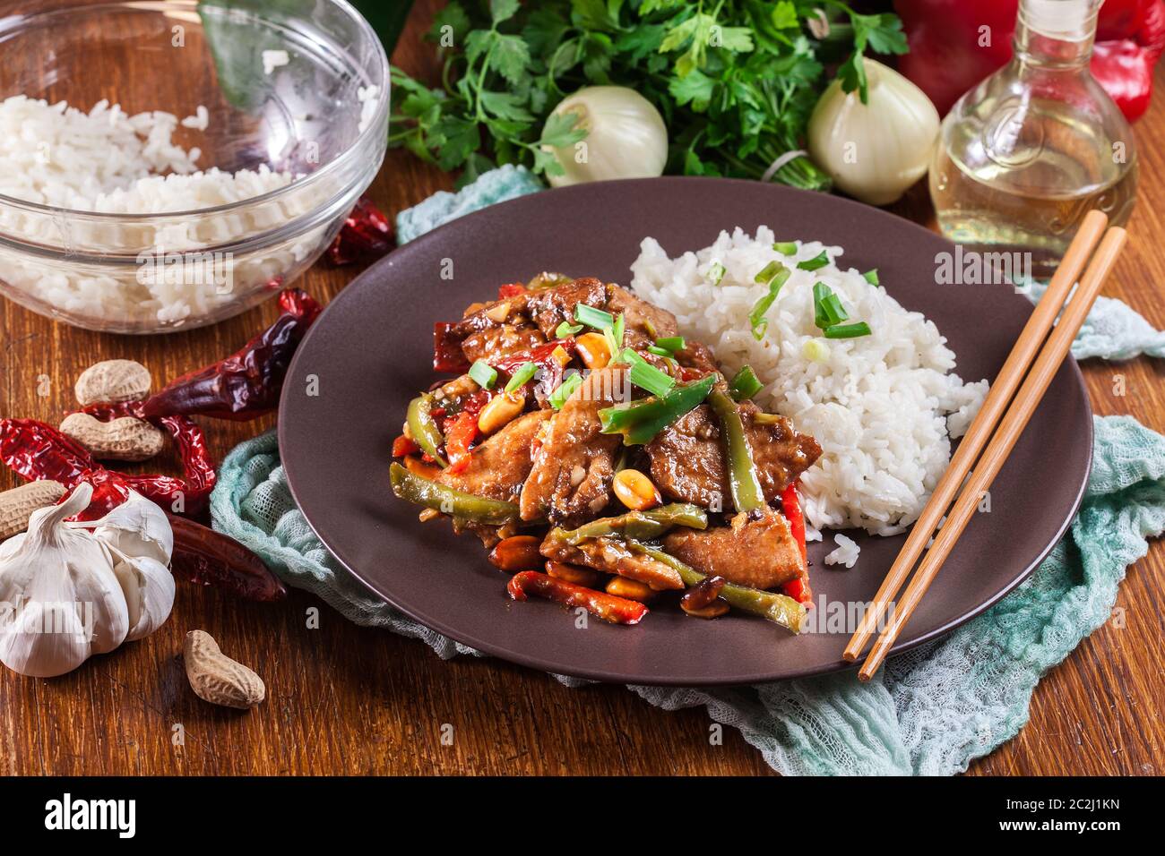 Poulet Kung Pao aux poivrons et légumes servis avec du riz. Plat traditionnel du sichuan Banque D'Images