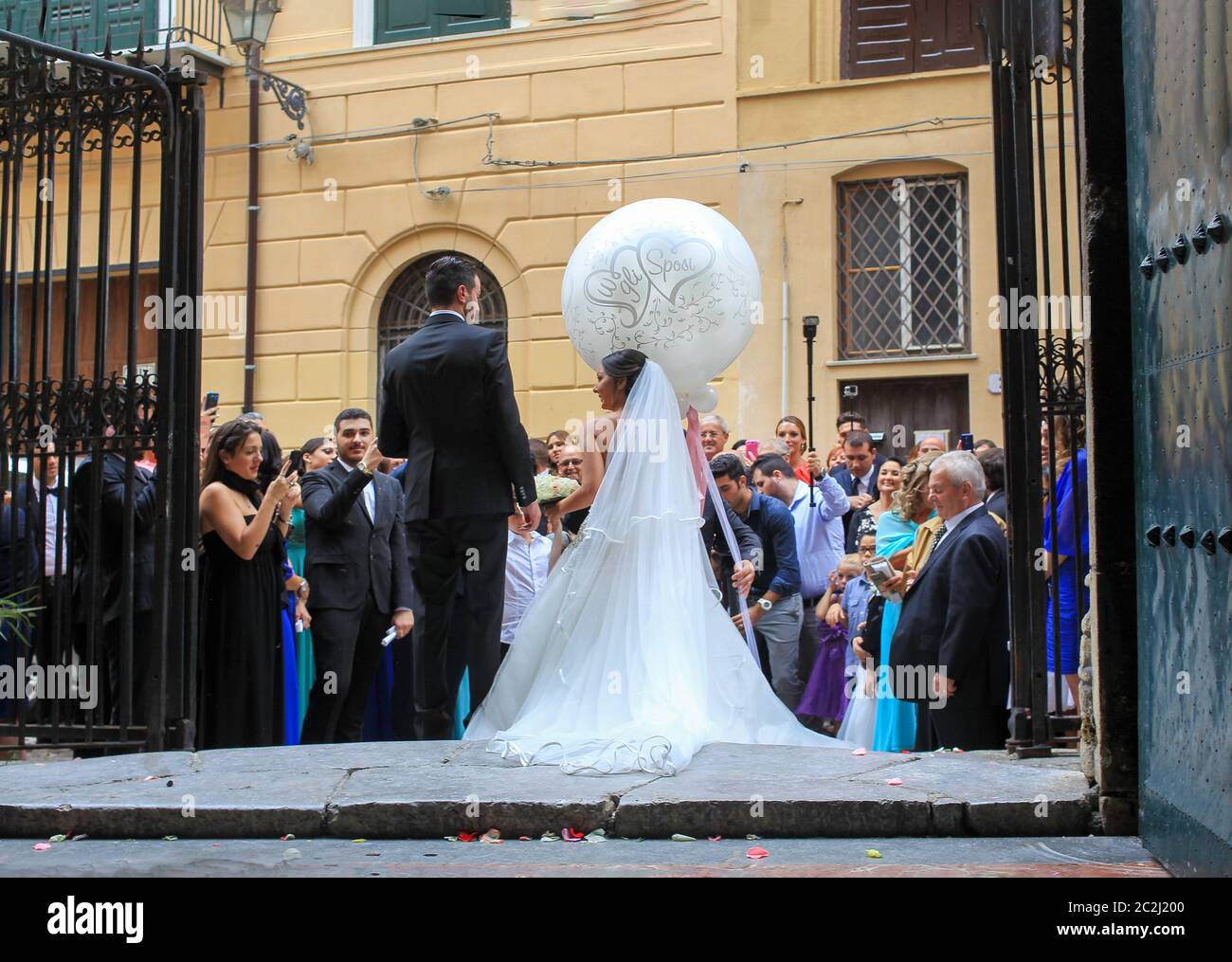 09/10/2015 Palerme , Italie. Bientôt le marié va voler les balles et beaucoup de petites boules vont voler hors d'eux . Parents et amis attendant cette Mo Banque D'Images