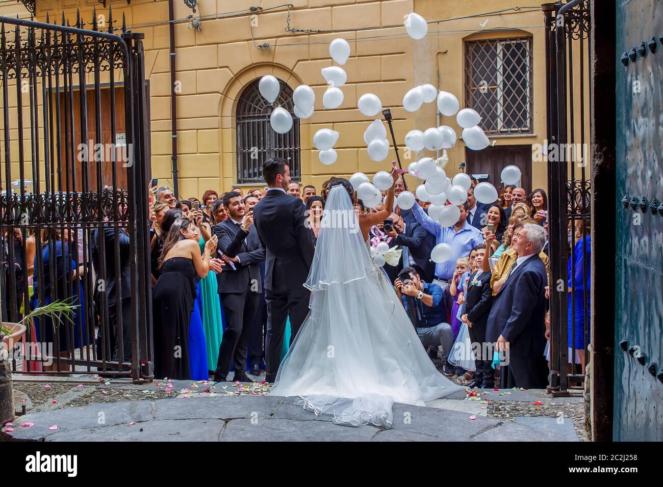 09/10/2015 Palerme , Italie. Le marié a percé les balles et beaucoup de petites boules survoleront d'elles. Parents et amis qui font des photos Banque D'Images