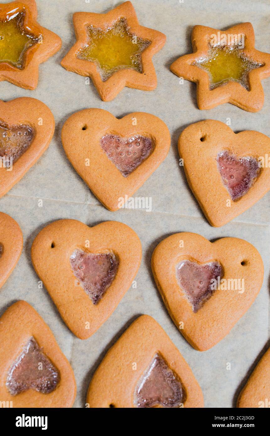 Des épices de Noël prêt à décorer avec du glaçage. Repas de fête, de la gastronomie, les
