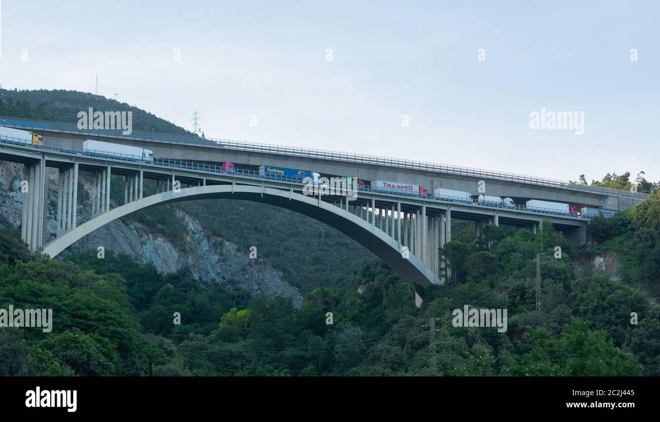 Gênes Italie 16 juin 2020:embouteillage sur un pont autoroutier, file d'attente pour camions et voitures en raison de travaux routiers majeurs Banque D'Images