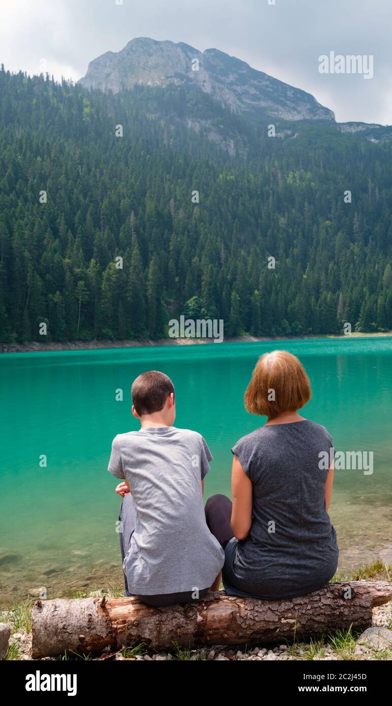 Famille sur le lac Noir, Monténégro Banque D'Images