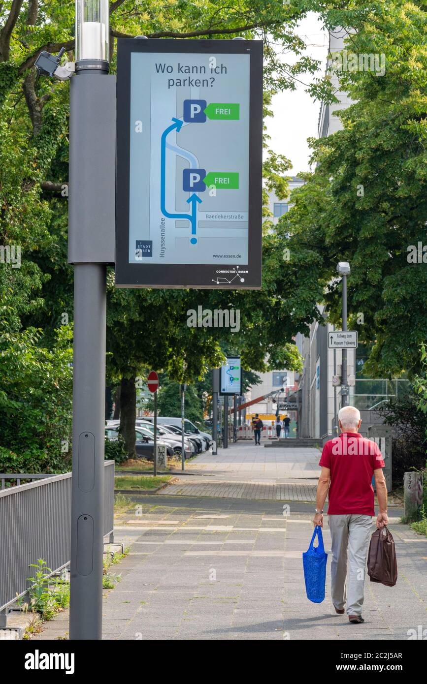 Les Smart Poteaux, les réverbères intelligents, les essais de course, EON et la ville d'Essen testent des lanternes qui mesurent les données environnementales, offrent de l'électricité pour Banque D'Images