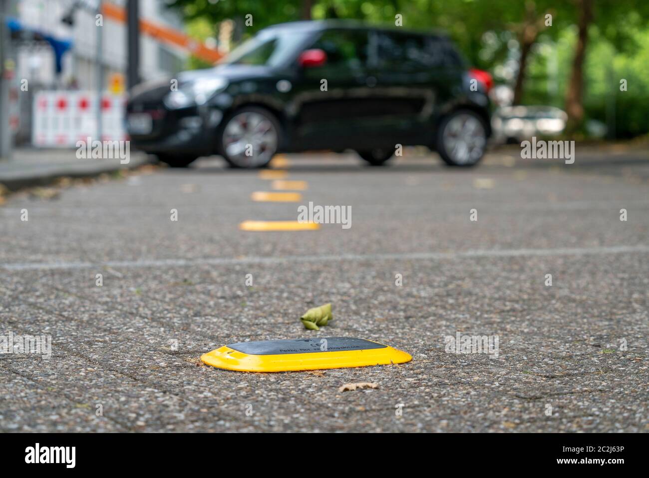 Les Smart Poteaux, les réverbères intelligents, les essais de course, EON et la ville d'Essen testent des lanternes qui mesurent les données environnementales, offrent de l'électricité pour Banque D'Images