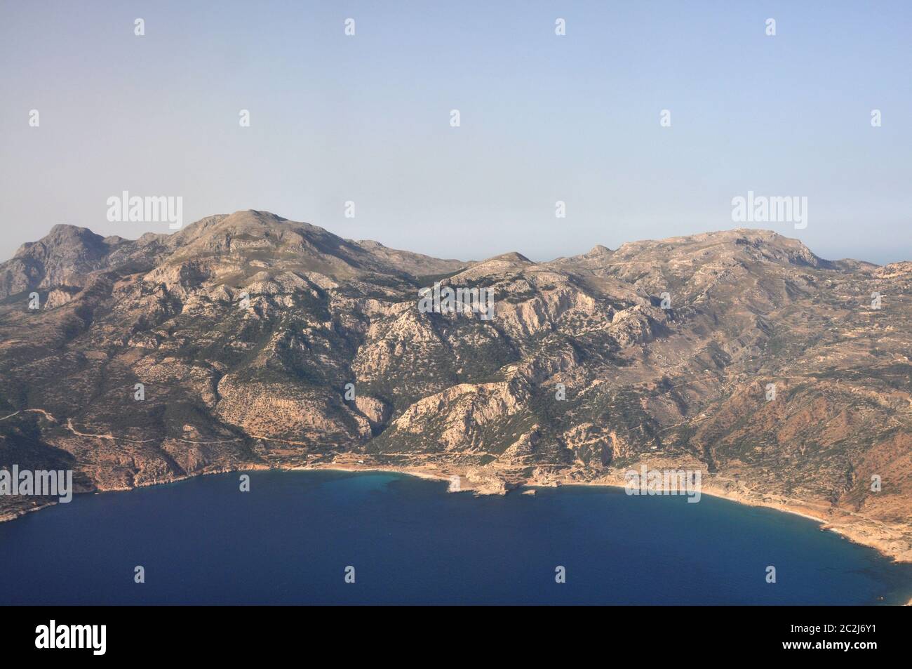 Blick aus der Vogelperspektive über die karge Lanscahft an der Küste der griechischen Insel Karpathos Banque D'Images