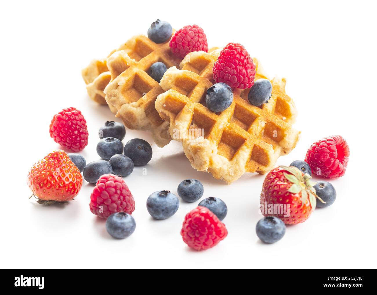 Gaufres aux bleuets et framboises isolé sur fond blanc. Banque D'Images