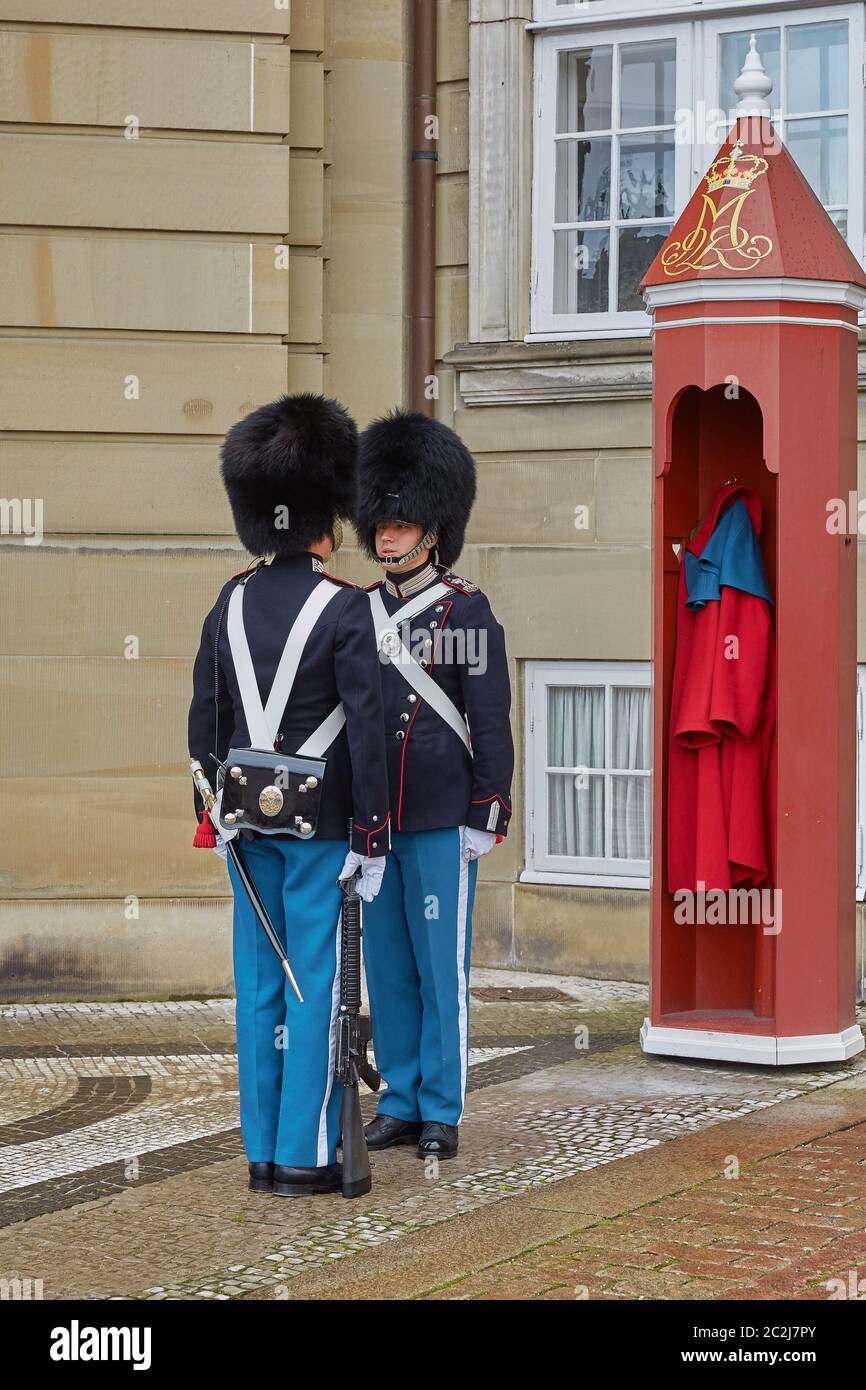 Gardes royaux lors de la cérémonie de changement des gardes sur la place du château d'Amalienborg Banque D'Images