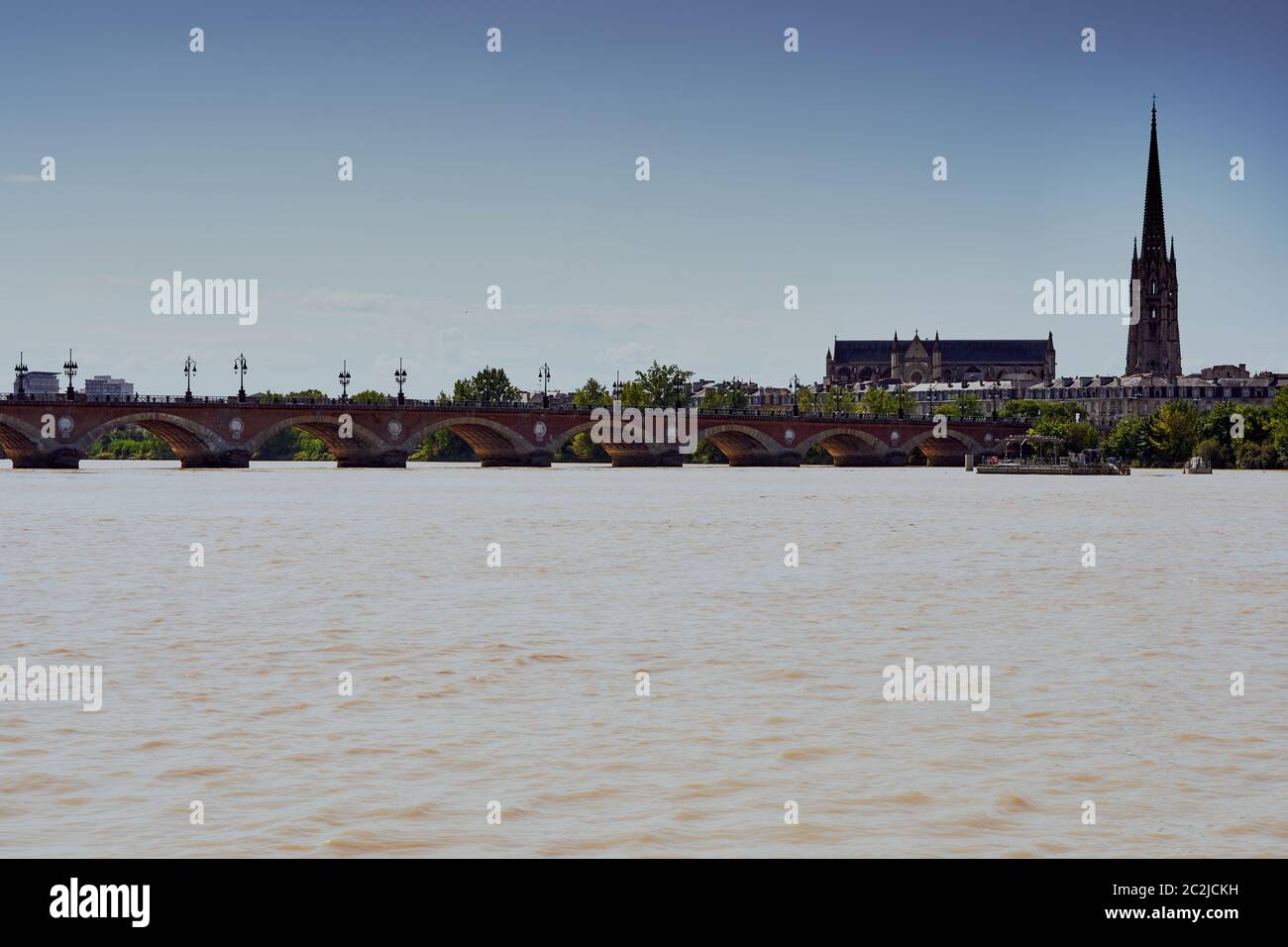 Pont de Pierre et basilique Saint-Michel de l'autre côté de la Garonne, Bordeaux, France Banque D'Images