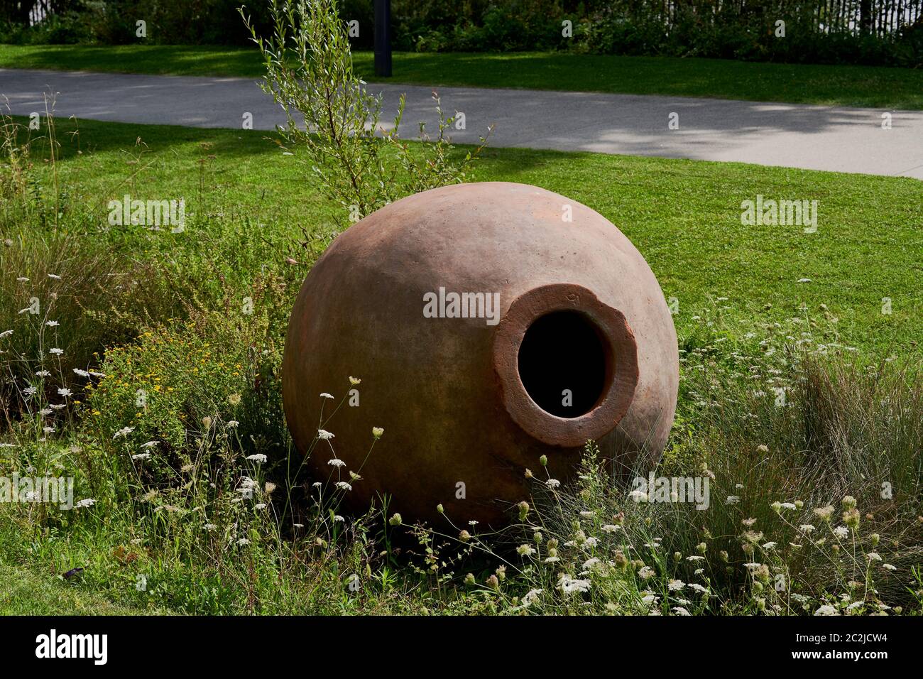Amphore en terre cuite pour la fabrication du vin dans le jardin de fleurs sauvages de La Cité du Vin, Bordeaux, France Banque D'Images