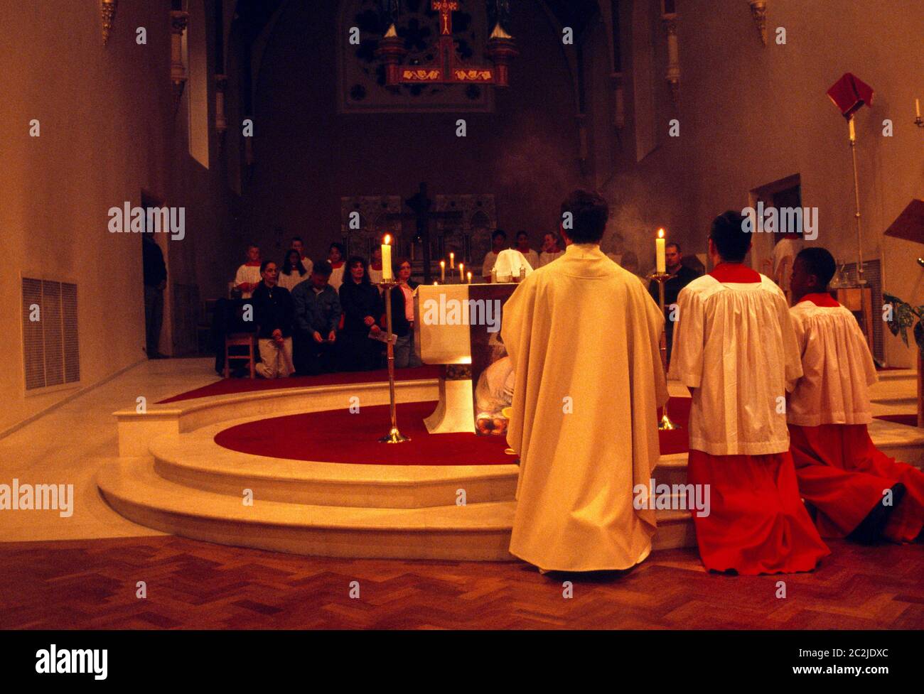Maundy jeudi Communion Priest s'agenouille avant l'autel Église catholique de Saint-Joseph Roehampton Banque D'Images
