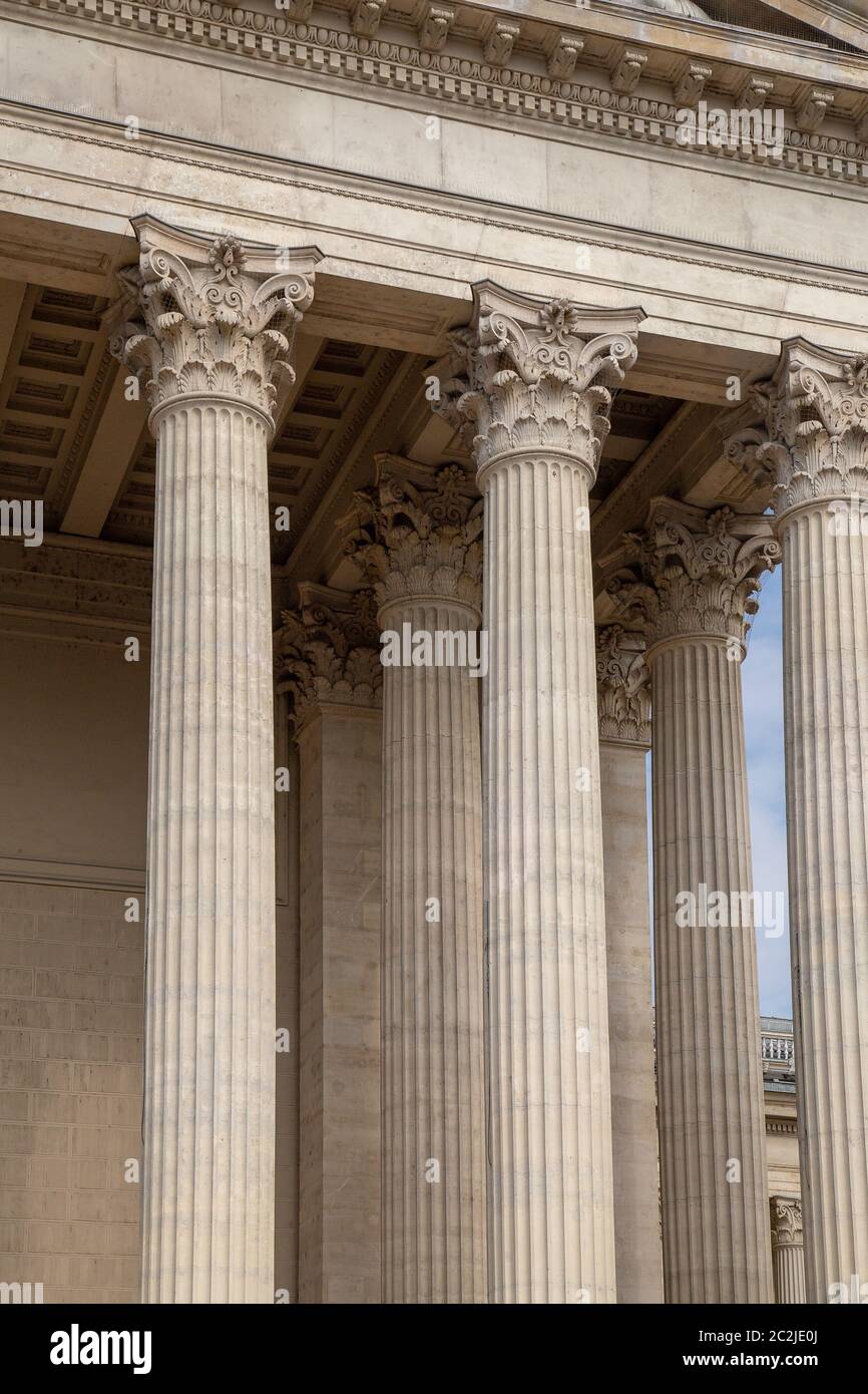 Ancienne colonne de palais de justice de justice. Colonnade néoclassique avec colonnes corinthiennes dans un bâtiment public ressemblant à un Banque D'Images